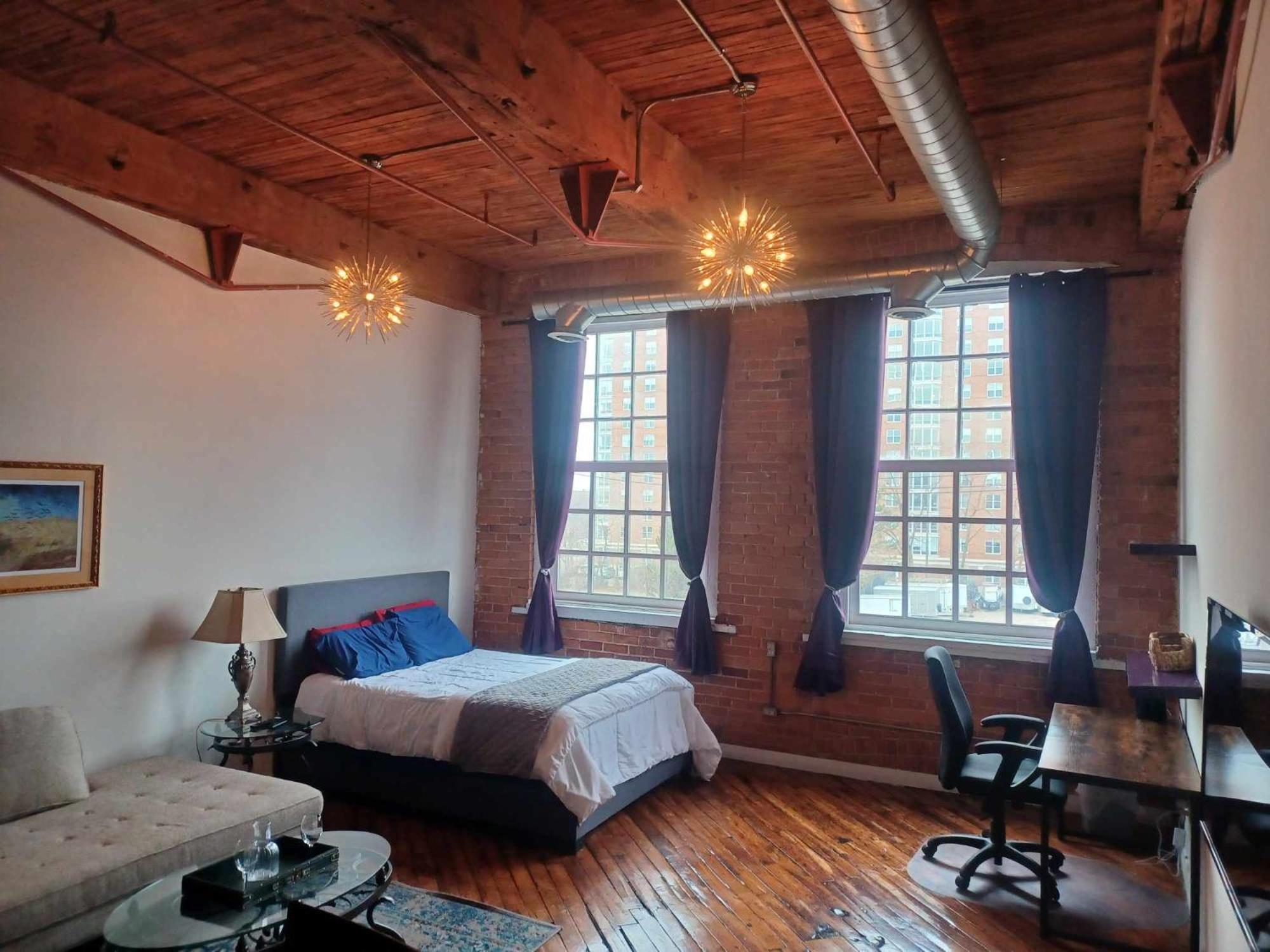 Apartment Artsy Industrial Loft *